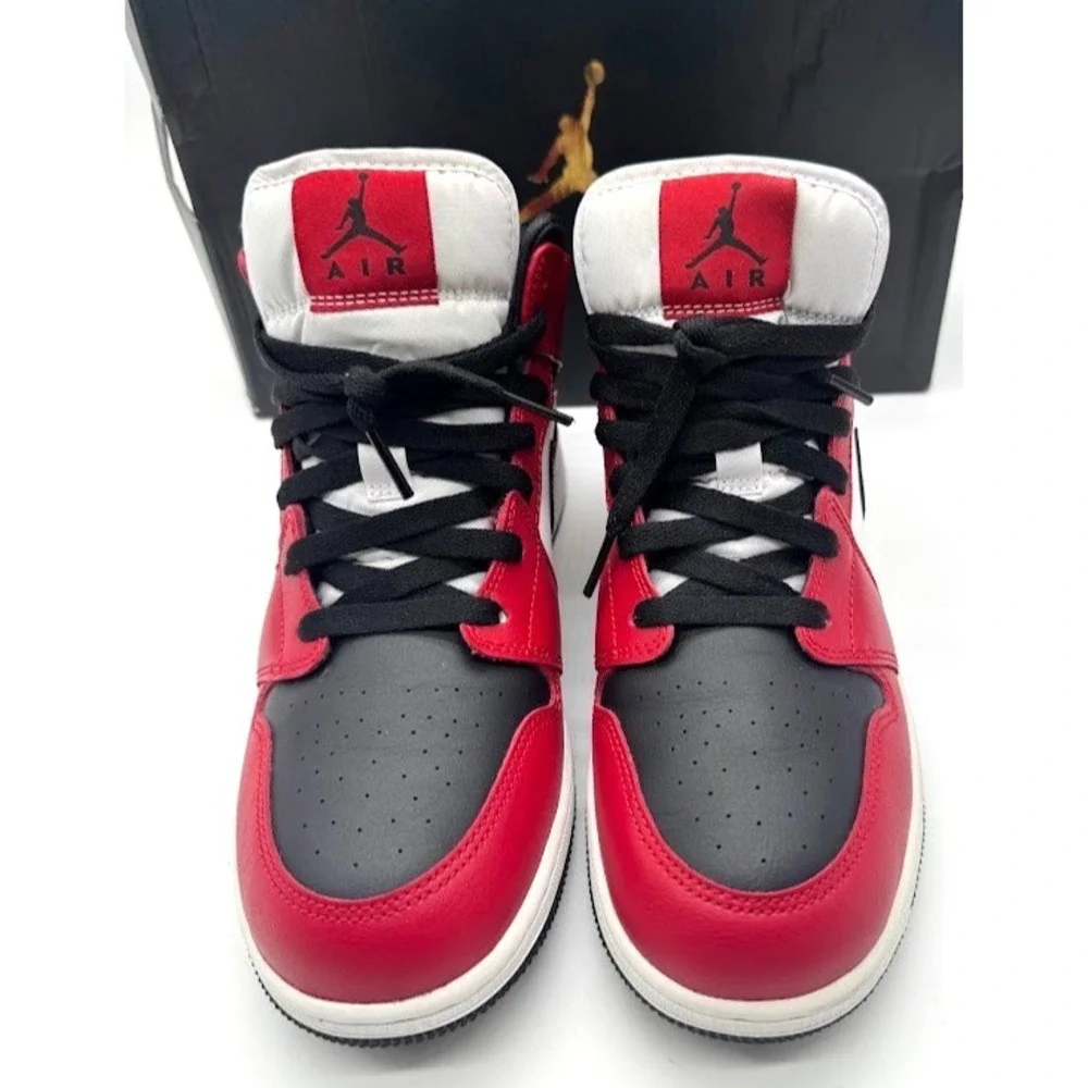 Nike Air Jordan 1 Mid Chicago Black Toe Size 7Y Lightly Worn ONCE 554725-069